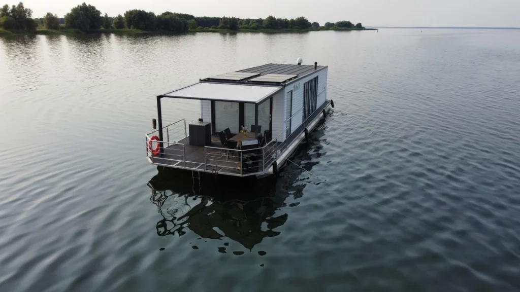 hausboot mecklenburgische seenplatte mit hund