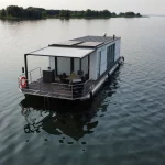 hausboot mecklenburgische seenplatte mit hund