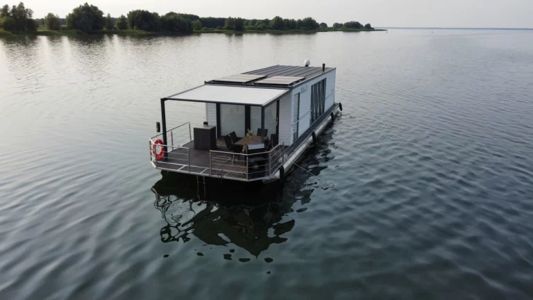 hausboot mecklenburgische seenplatte mit hund